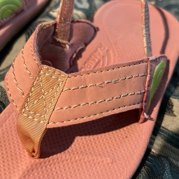 Toddlers pink rainbow flip flops size 7/8. Great used condition - Picture 7 of 7